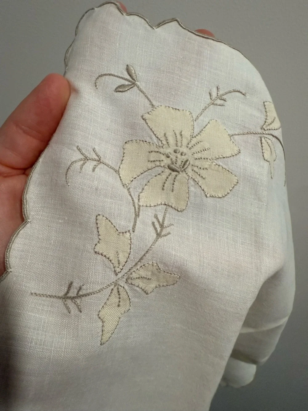Set of 12 vintage Embroidered Floral Napkins - white with Beige gray Trim